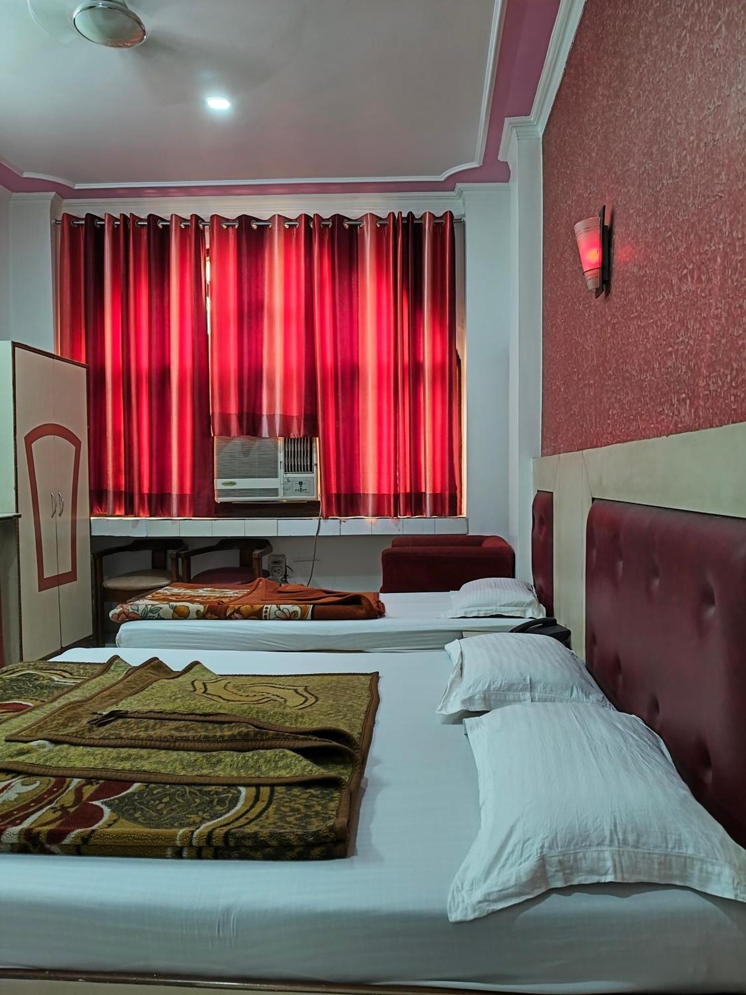 Hotel Yatri International New Delhi Exterior photo