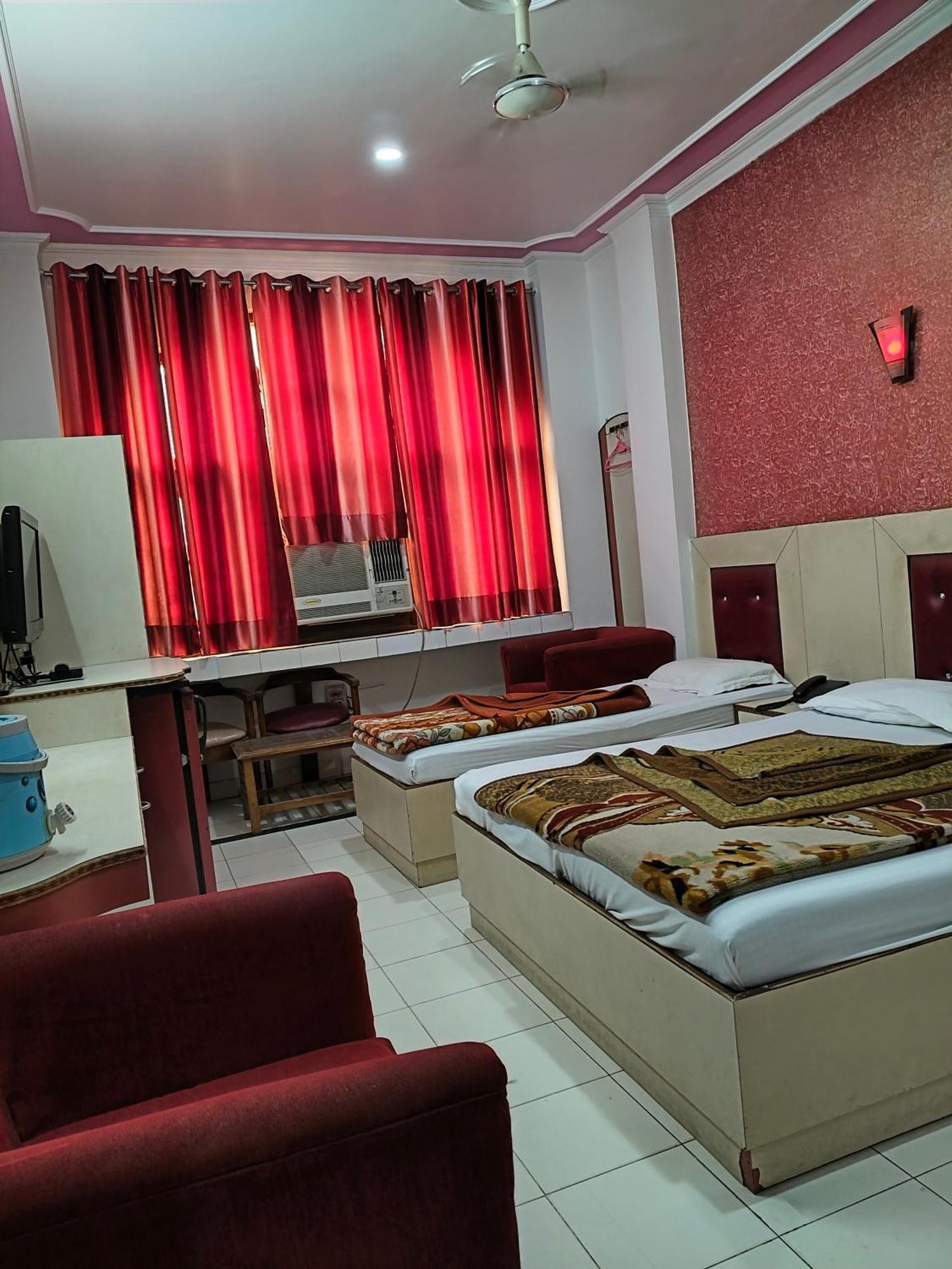 Hotel Yatri International New Delhi Room photo